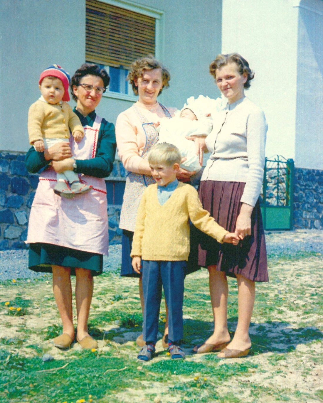 Damengruppe mit Kindern - Guger/Mirtl