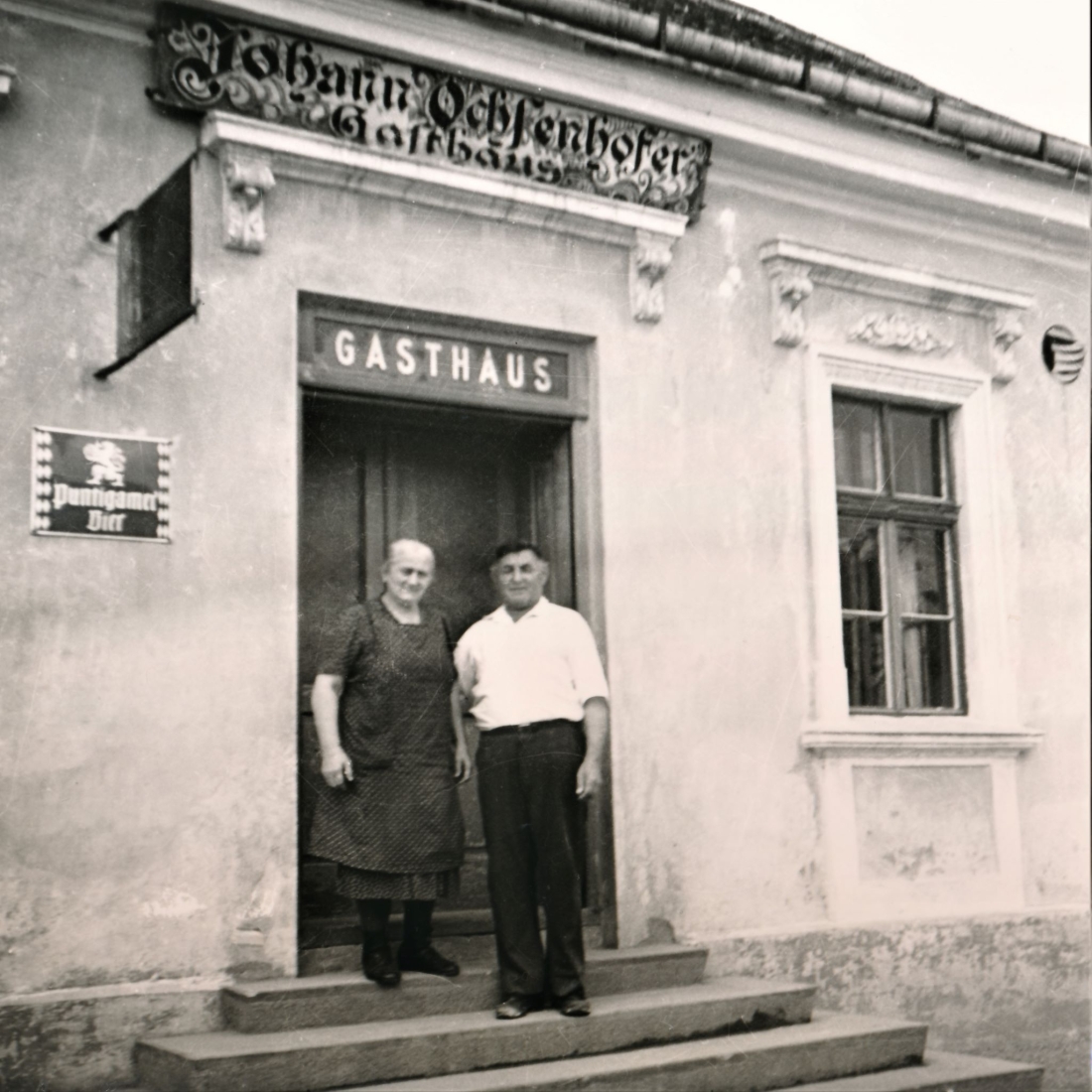 Die Wirtin Karoline Ochsenhofer und Alexander Geschrey vor dem Gasthaus Ochsenhofer (OW 189/Wienerstraße 33)