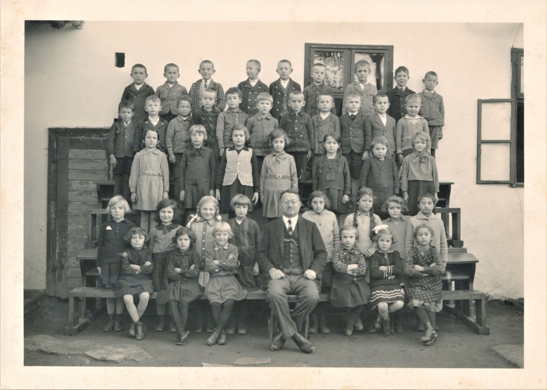 Klasse der evang. Schule AB mit Lehrer Mühl