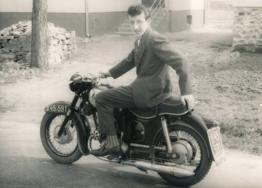 Erich Steurer (*1939/+2024) auf seinem Puch Motorrad, wahrscheinlich einer Puch 250 SGS