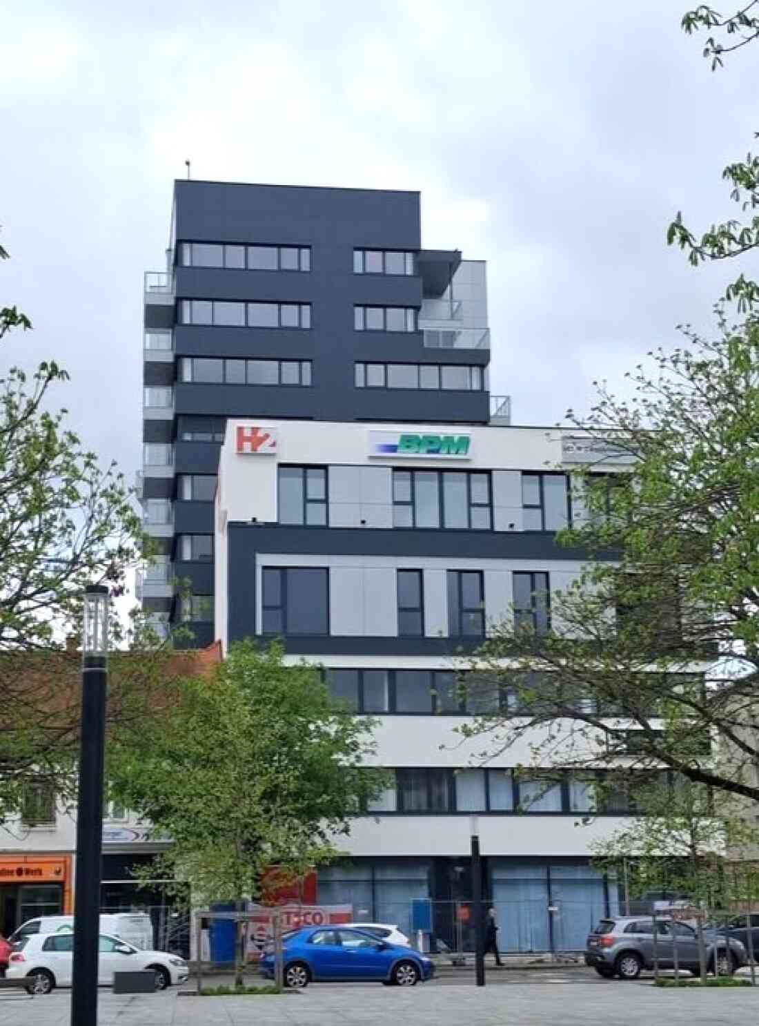 OSG: Blick auf das H2 mit dem davorliegenden Nebengebäude an der Adresse Hauptplatz 2: die Mieter sind eingezogen, die Büros sind in Betrieb