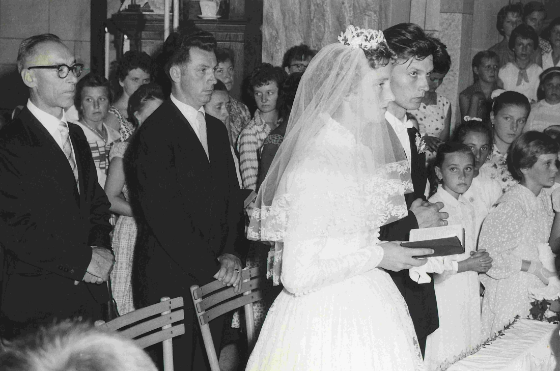 Hochzeit Erich Langer (*1934/+2010) und Elfriede Graf (*1936/+2015): vor dem Traualtar - Hicke/Miertl
