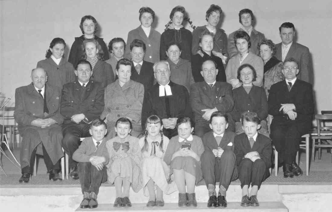 Evang. Pfarrgemeinde AB: Gruppenfoto anlässlich einer Evang. Woche (mit SchülernInnen, Gemeindevertretern und Mitwirkenden)