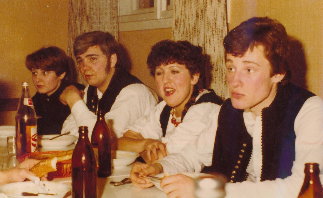 Zwei Paare der Ungarischen Volkstanzgruppe bei der Stärkung - Muth/Beke/Kerekes/Muth