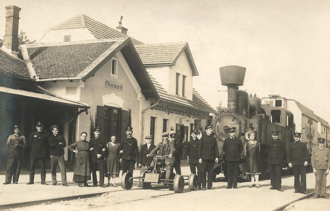 Bahnhof mit Bahnhofgastwirtschaft Rehling und Mitarbeitern der Bahn