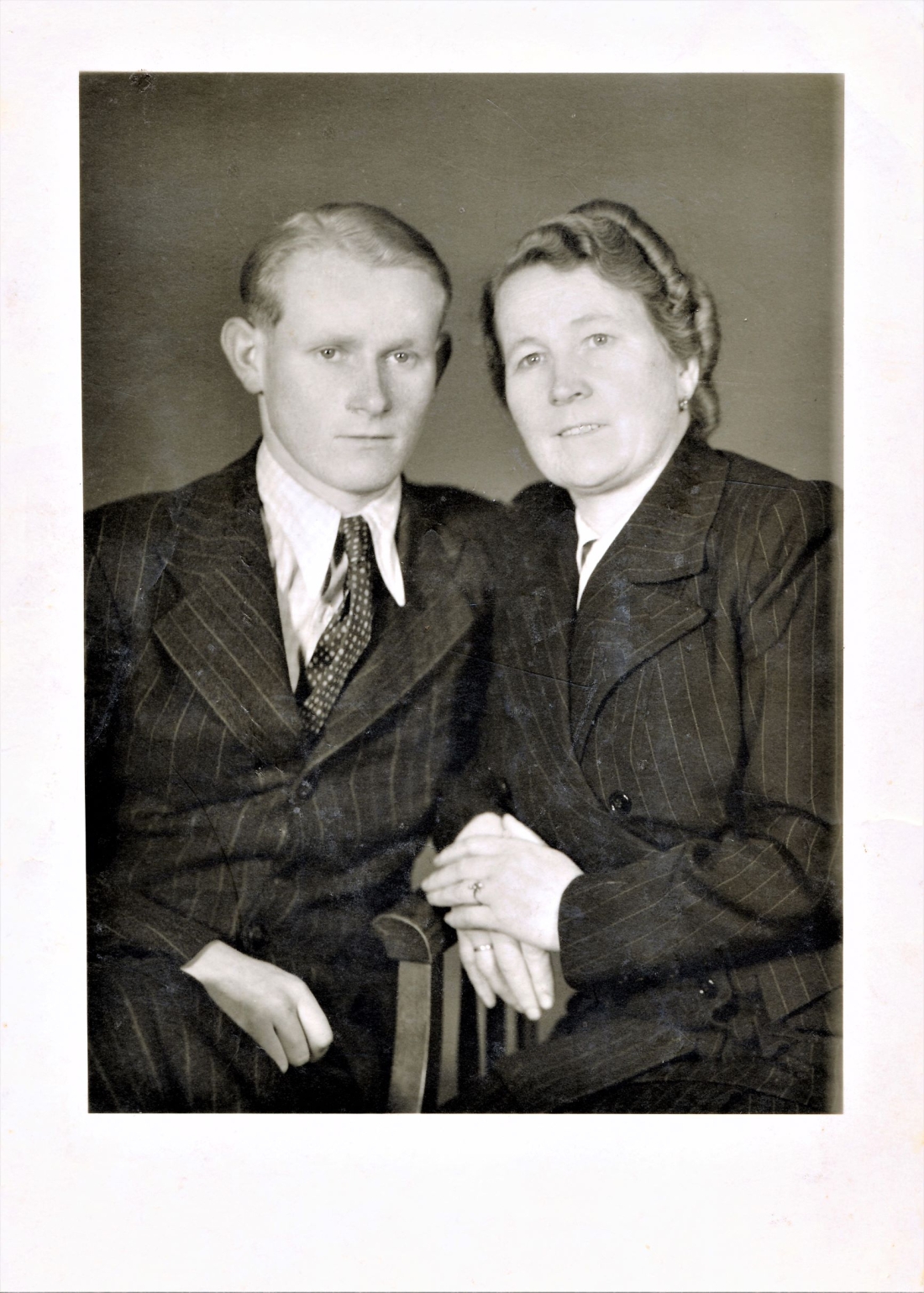 Anna Blach (geb. Brandstätter, *1897/+1986) mit ihrem Sohn Alexander jun. (*1922/+2012) - Portrait