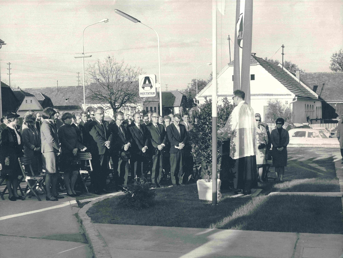 Neueröffnung des ARBÖ-Stützpunkts Grazerstraße 87 am 22. Oktober 1966: Stadtpfarrer Ladislaus Triber beim Gebet - Koller/Wagner/Vogl/Broda/Kery/Pleyer/Krutzler