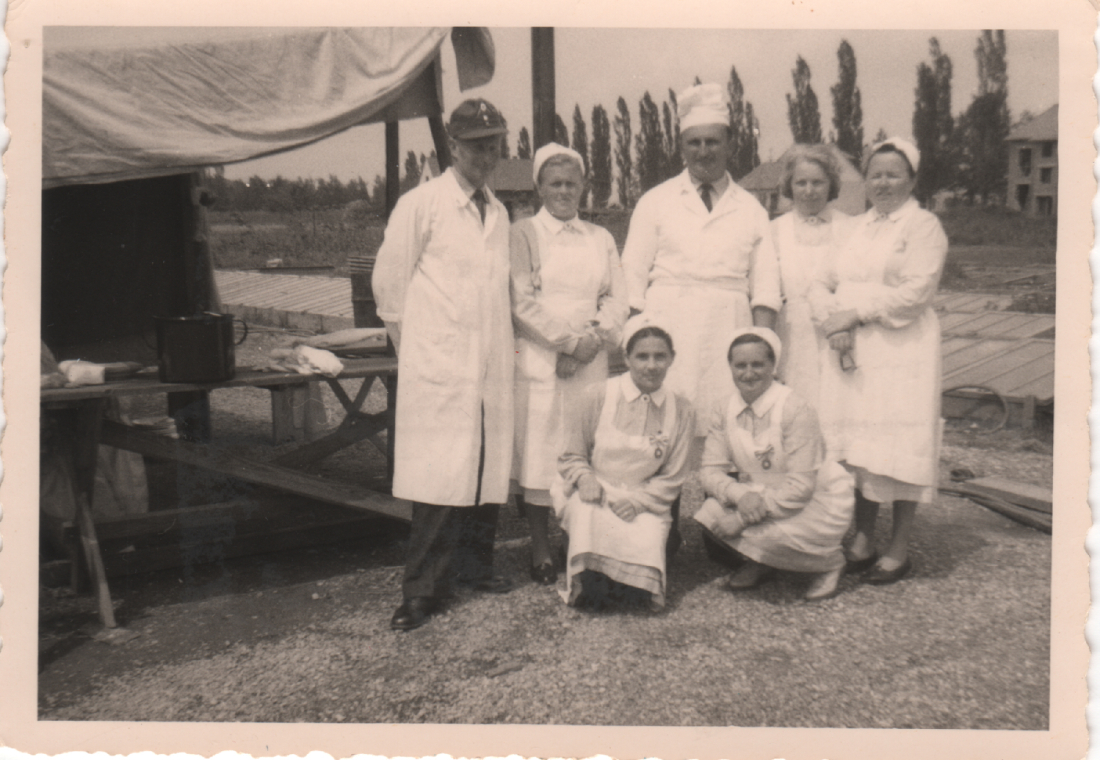 Rotes Kreuz: Freiwillige des Roten Kreuz; Original: Red Cross Volunteers in Oberwart 1956