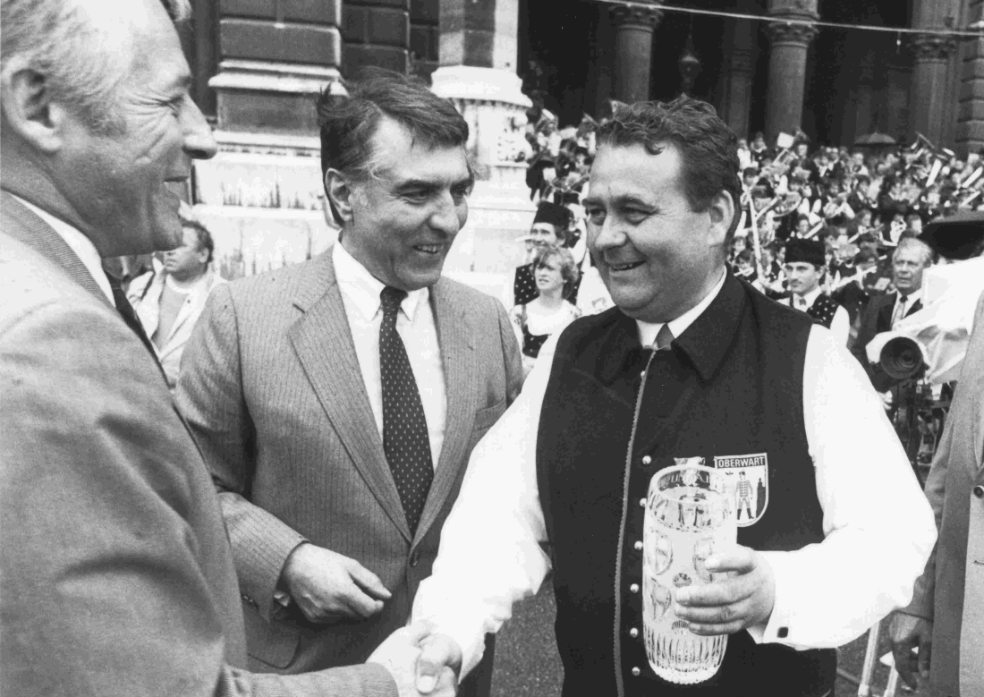 Stadtkapelle: 12. Juni 1982 - Obm. Erich Gamauf nimmt das Ehrengeschenk anlässlich der Teilnahme am 3. Österr. Blasmusikfest in Wien entgegen