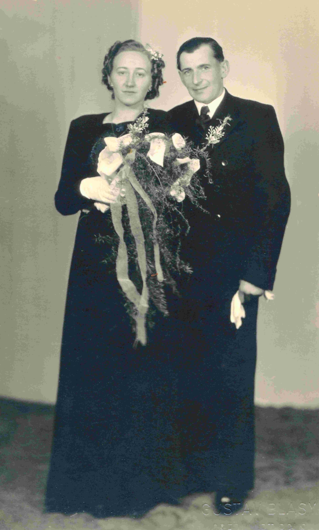 Das Hochzeitspaar Juliane Böcskör (*1924/+2018) und Johann Benkö (*1918/+2008) - Wehrgasse 11