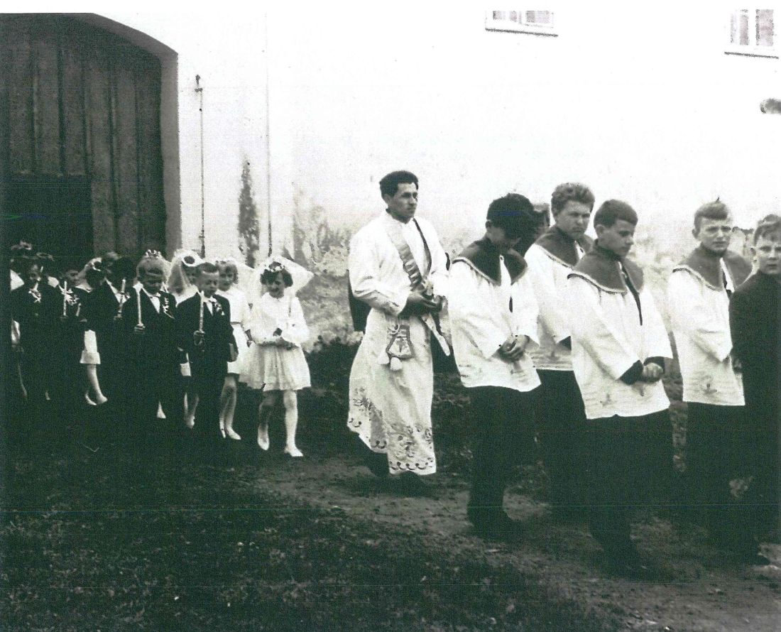 St. Martin - Erstkommunion 1962 mit Pfarrer Georg Buranits: Auszug aus der Kirche  - Ratz/Pinter/Garber/Stelzer
