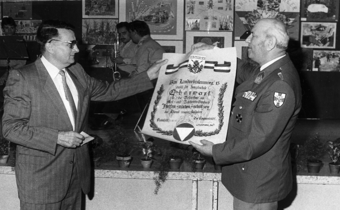 Urkundenübergabe an Hauptschuldirektor Hans Ochsenhofer