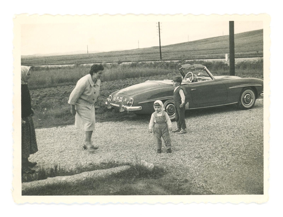 Familie Grünauer mit dem Mercedes Cabrio von Dr. Sochor