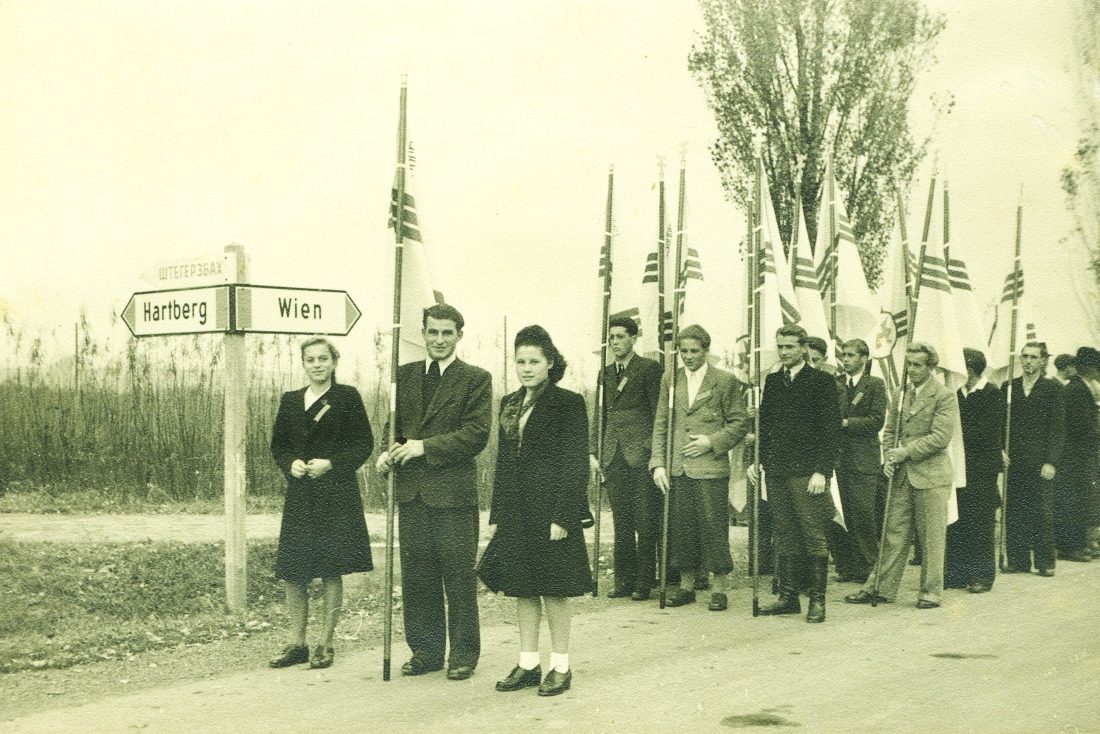 Festzug mit Fahnen der Kath. Jugend an der heutigen Kreuzung Wienerstaße-Grazerstraße
