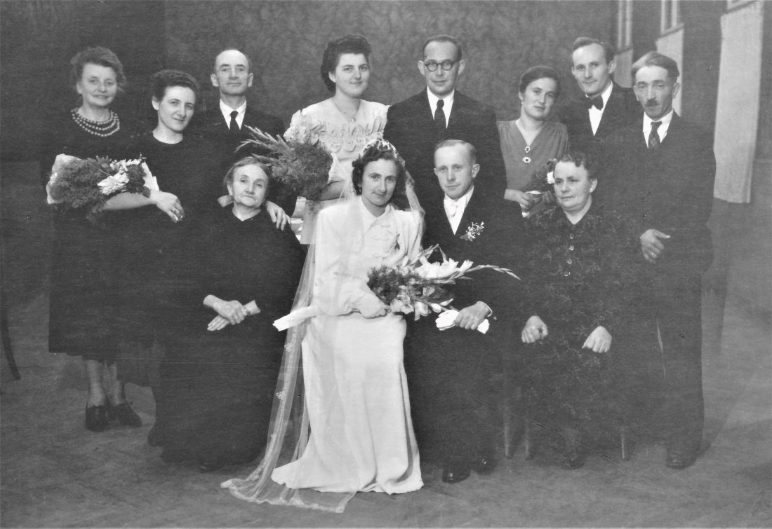Die Hochzeitsgesellschaft der Hochzeit von Hildegard Mager (*1923 / +2006) und Gustav Maitz (*1918 / +2007)