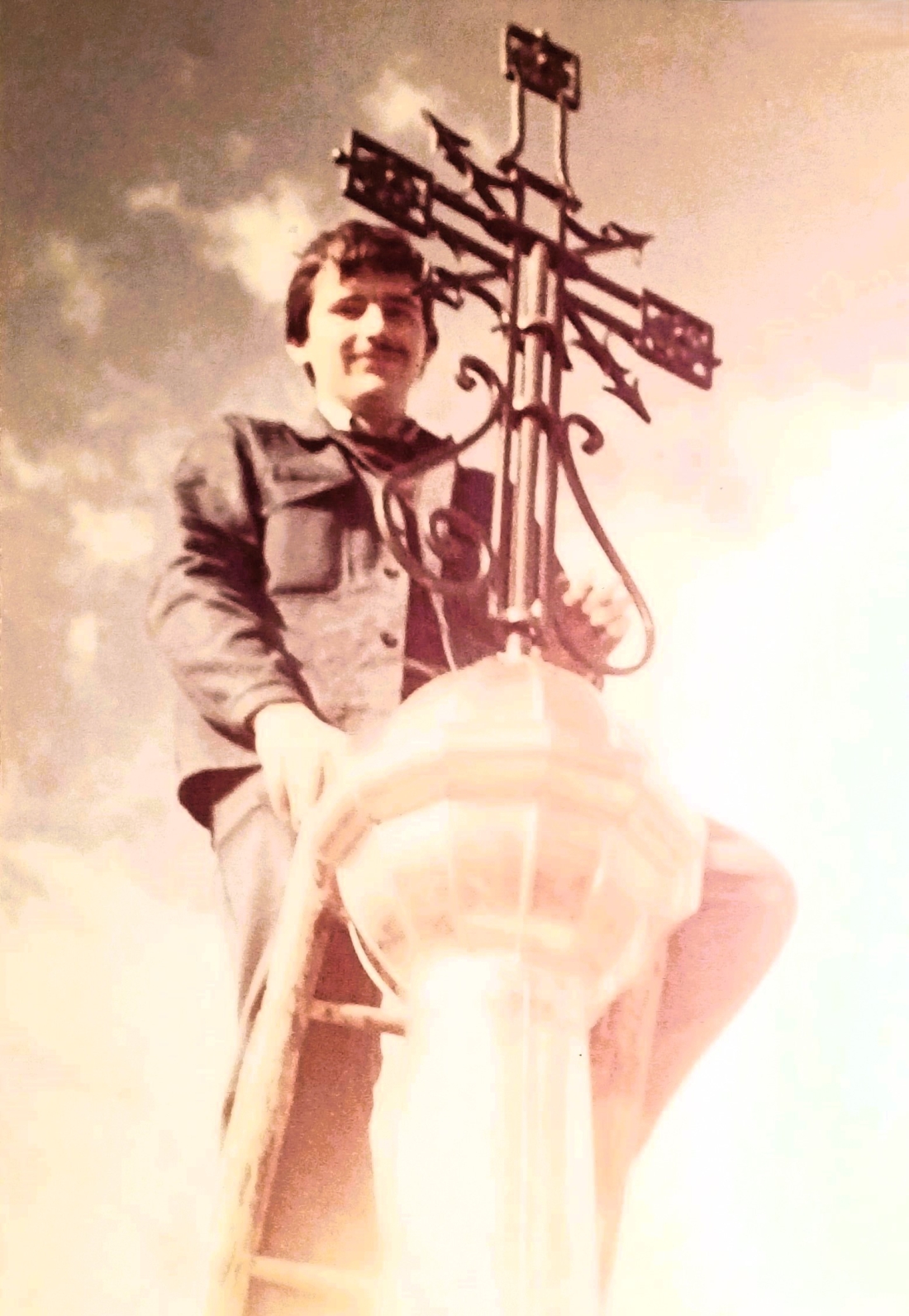 Spenglermeister Harald Mareich (*1960/+1990 ) am Turm der Katholische Filialkirche Hl. Erhard in Wiesfleck