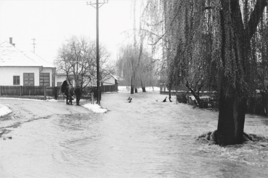 Hochwasser am Wehoferbach 1965: Blick ca. vom Standpunkt Linke Bachgasse 7 gegen N