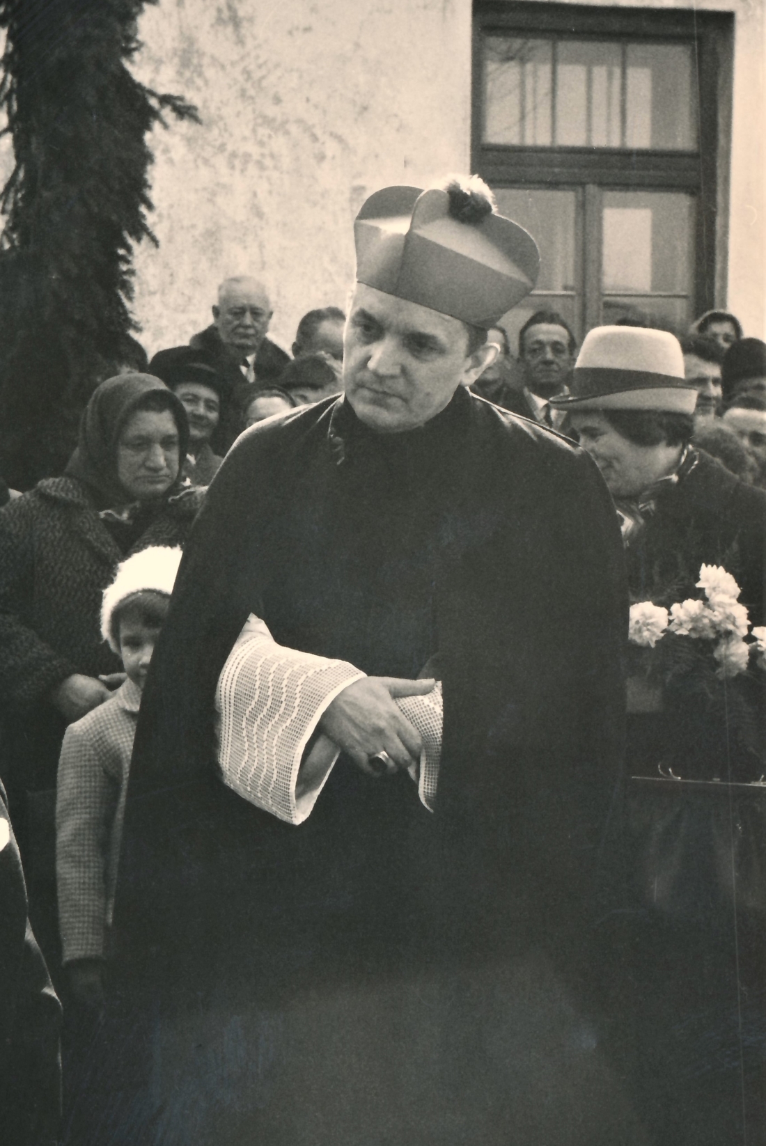 Bau der neuen röm. kath. Osterkirche: Diözesanbischof DDr. Stephan László kommt, um die Fundamente und den Grundstein zu segnen