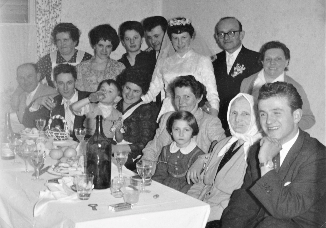 Hochzeit Maria Lechner (*1936/+2021) und Fl. Franz Ritter (*1918/+1997): die Hochzeitsgesellschaft