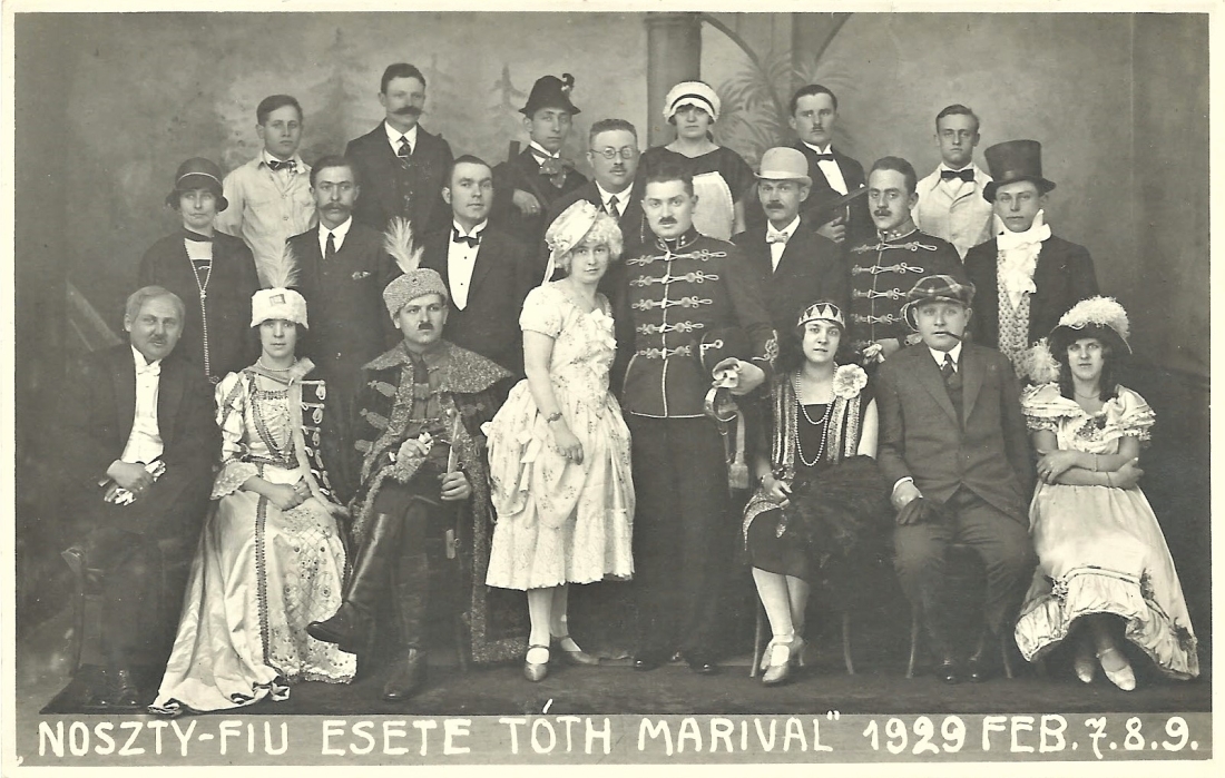 Theateraufführung: wahrscheinlich einer gemischtkonfessionellen Gruppe - "NOSZTY-FIU ESETE TOTH MARIVAL"
