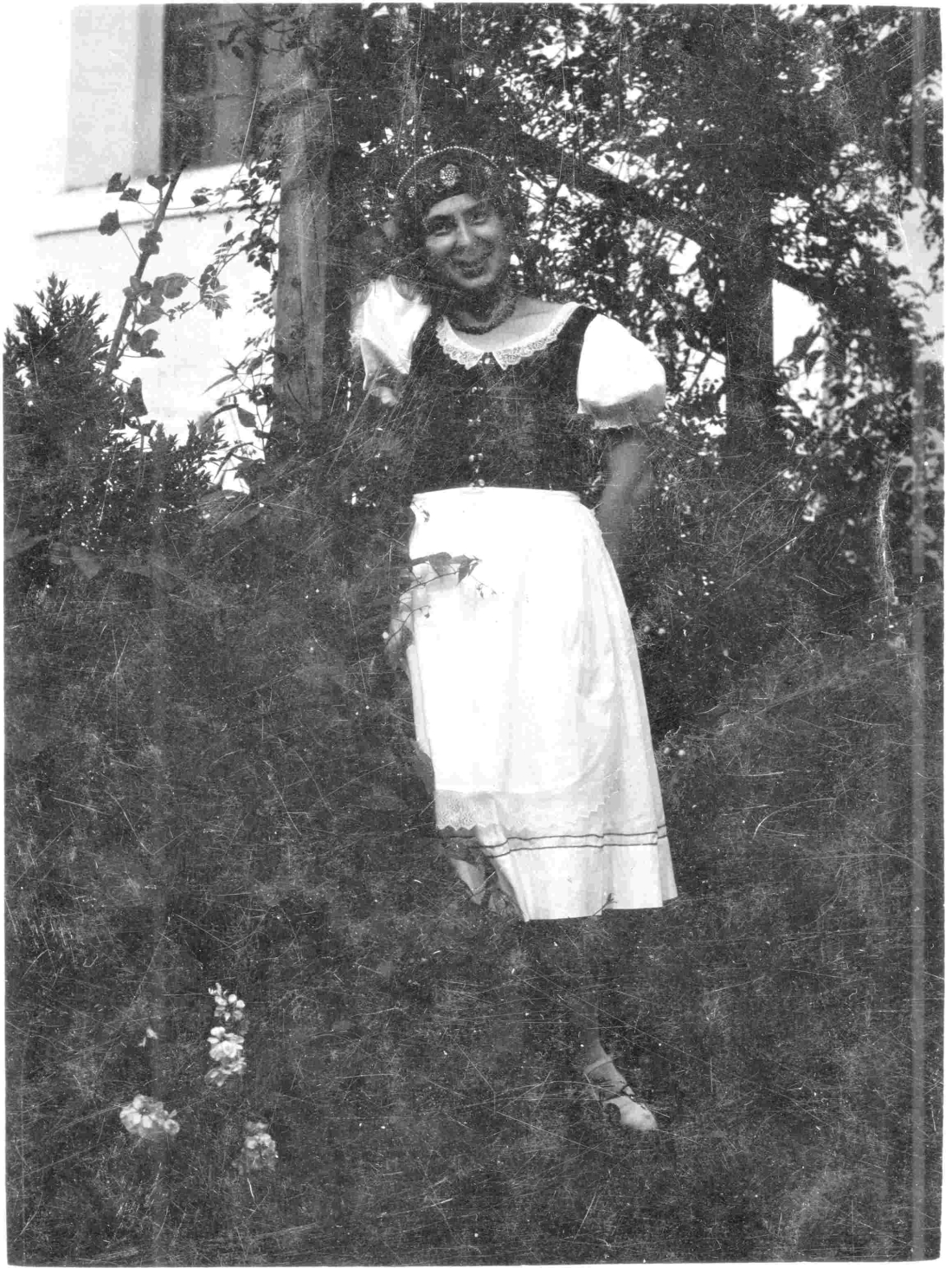 Ida Sütheö (verh. Farsky, *1895/+1989) in ungarischer Tracht