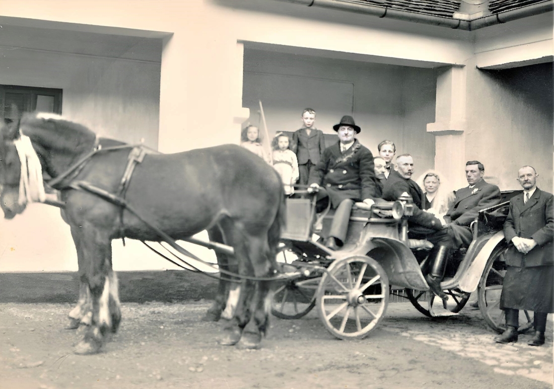 Hochzeit Lydia Horvath (*1917/+2001) und Janos Topler (*1915/+1992) - OW 342 / Grazerstraße: die Hochzeitskutsche ist abfahrbereit (Imre/Miklos/Böcskör/Ruzsa/Wagner)