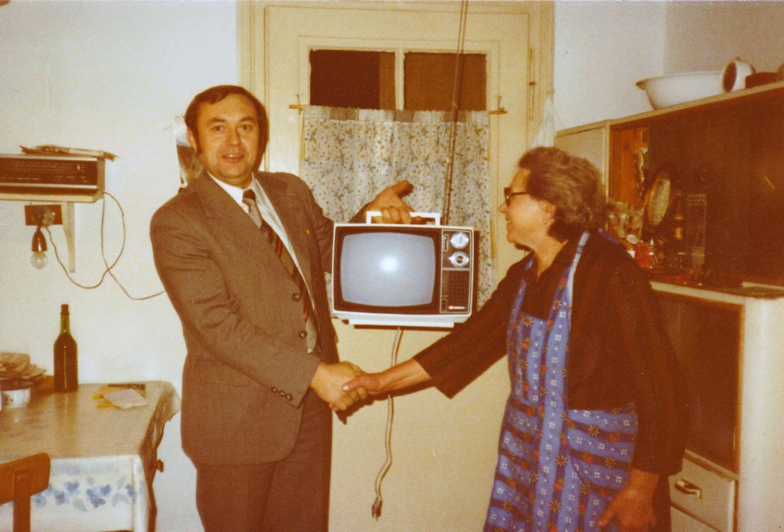 KGM (Konsum/COOP): Marktleiter Albert Fürst bei der Preisübergabe, einem portablen TV-Gerät, an die glückliche Gewinnerin in Oberschützen Fr. Theresia Semmelrock