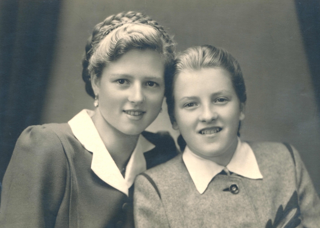 "Gretl" Margareta Brandstätter (verh. Neubauer) mit ihrer Cousine Hermine Aigner (links)