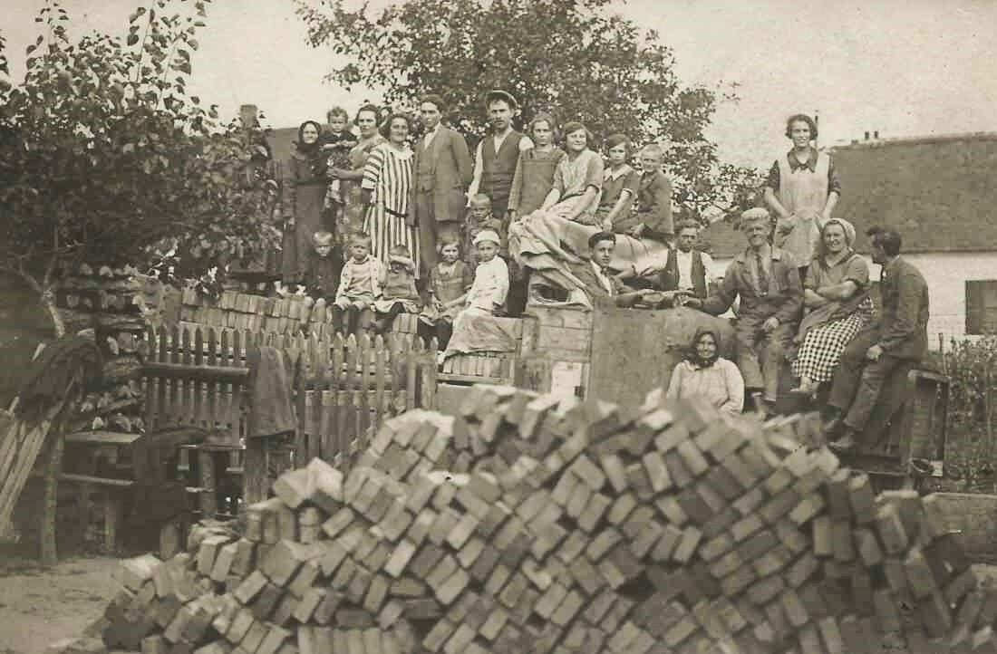 Bau der Blasy-Hauses (Ganghofergasse 8): Familienangehörige, Nachbarn und Helfer posieren auf einem LKW