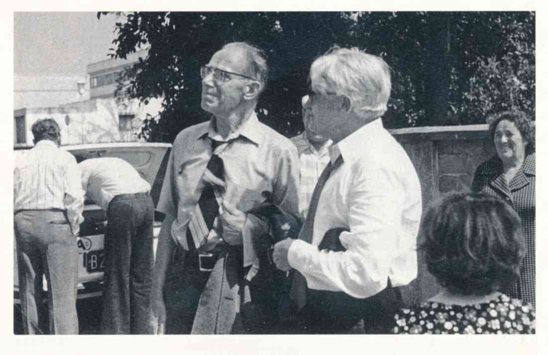 Auswanderer Karl Heigl (*1903) mit Bruder Rudolf vor seiner ehemaligen Dienststelle dem Schloss Rotenturm