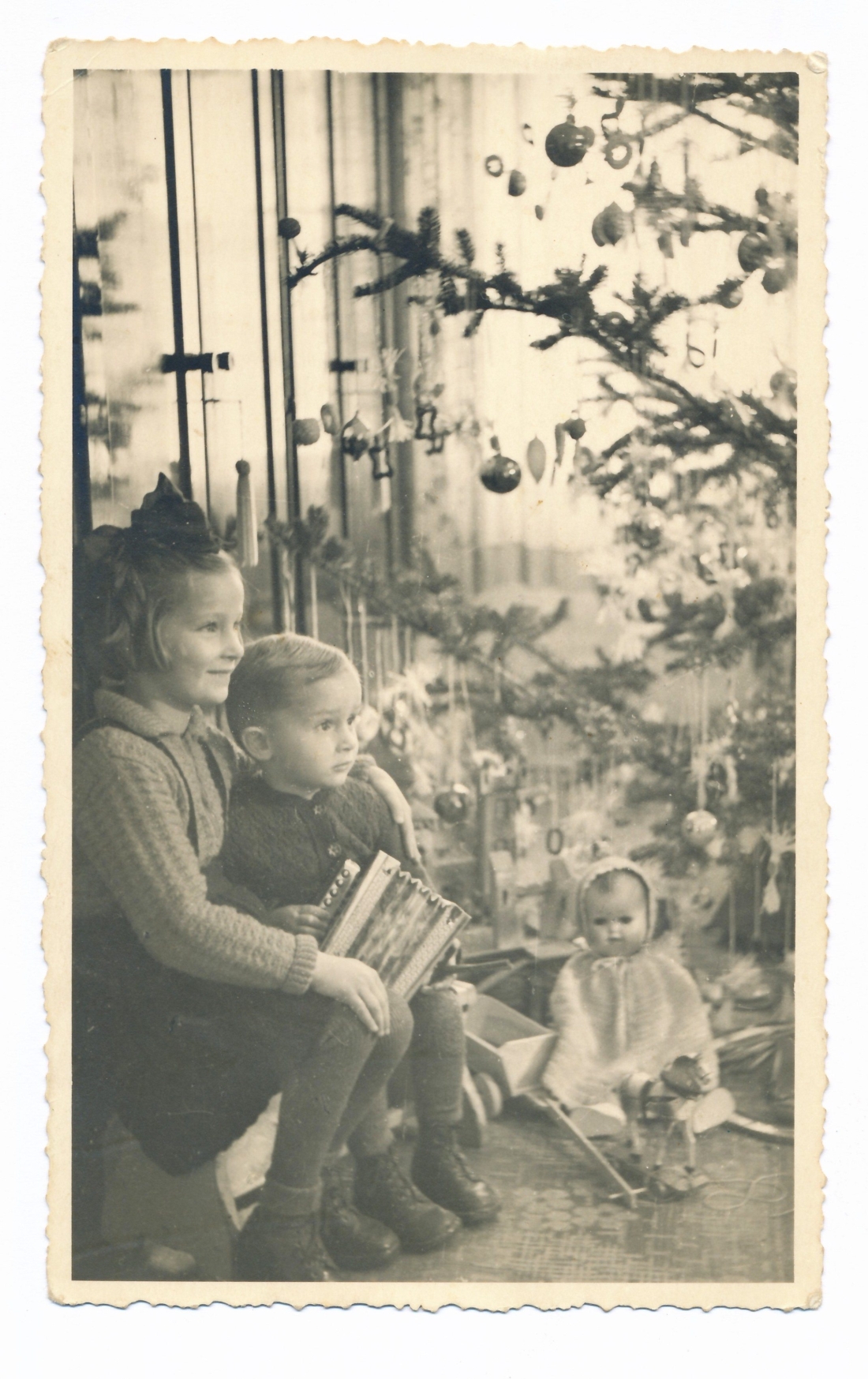 Weihnachten unter dem Christbaum im Hause Graf (Steinamangererstraße 40)