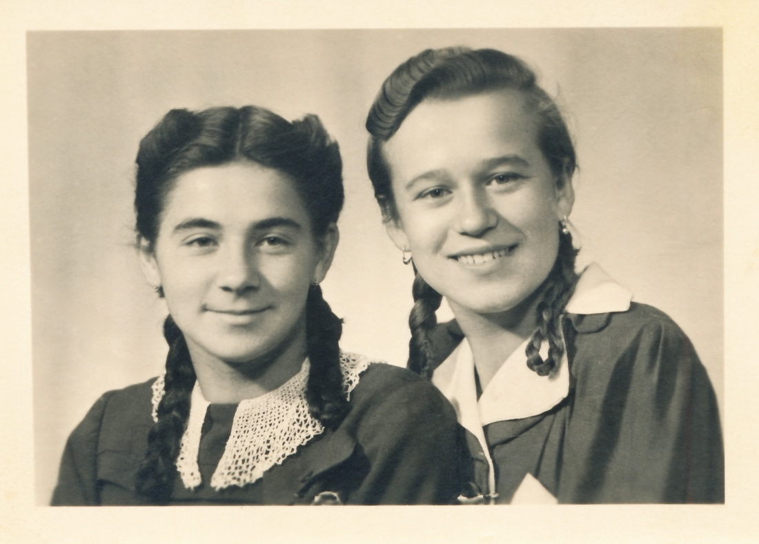Gisela Adorjan und ihre Freundin aus der Nachbarschaft Julianna Imre als Teenager  - Portrait (Original "Gisela Adjoran and her girlfriend from the neighborhood Julianna Imre as teenage girls")