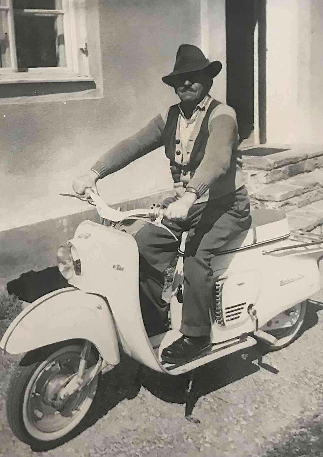 Michael Györög (*1899/+1980) auf seinem KTM-Ponny Roller in der Andreas Hofer Siedlung