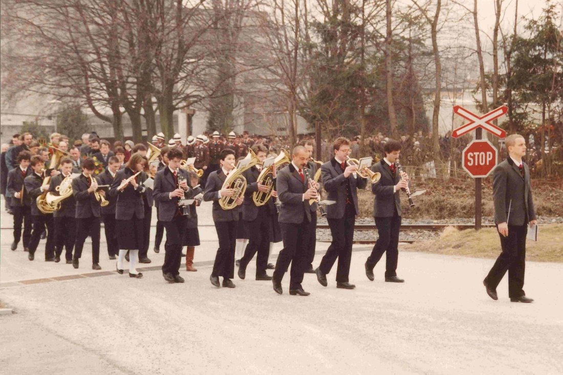 Die Stadtkapelle beim Begräbnis von Ehren-Feuerwehr-Kommandant Alexander Granich (*1910 /+1991) unter der Leitung von Tillfried Schober