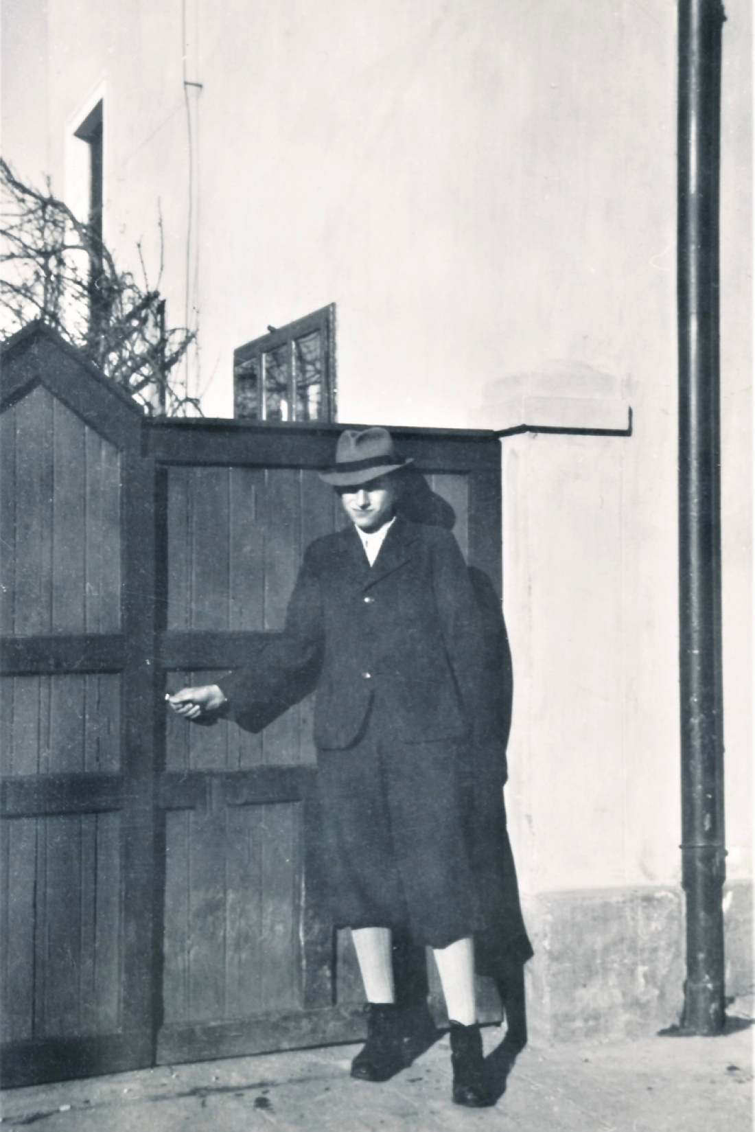 Josef Simon (*1926/+2000) - OW 136 / Reichlgasse 16 in einer damals modischen Pumphose