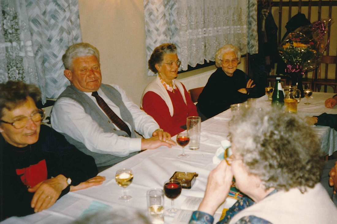 Ref. Gruppe nach dem Singen beim Plaudern im Gasthof Drobits auch anlässlich des 50. Geburtstags von Isabella Gangoly (Muth/Zambo/Benkö/Osvald)