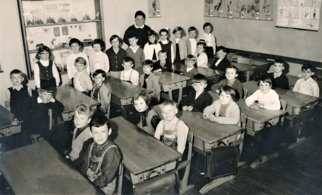 1. b Klasse der Volksschule im Schuljahr 1968/69 - Vl. Josefine Bock