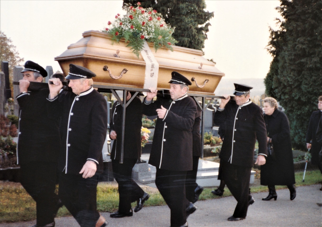 Begräbnis Emmerich Benkö (*1921 / +1992): die Träger der Bestattung Tölly auf dem beschwerlichen Weg über den Friedhofsberg (röm. kath.) - Krautsack/Benkö/Tröstner