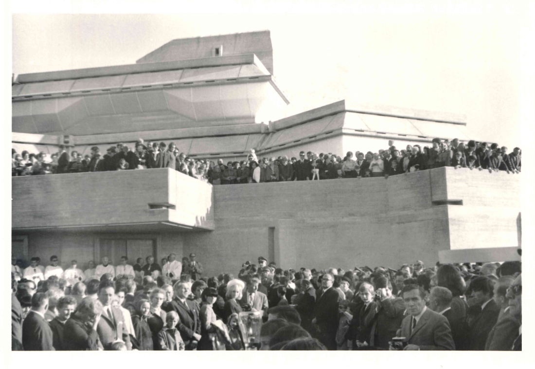 Röm. kath. Pfarre: Geschichte und Eröffnung bzw. Weihe der neuen Osterkirche - Menschenmassen warten auf den Beginn der Zeremonie
