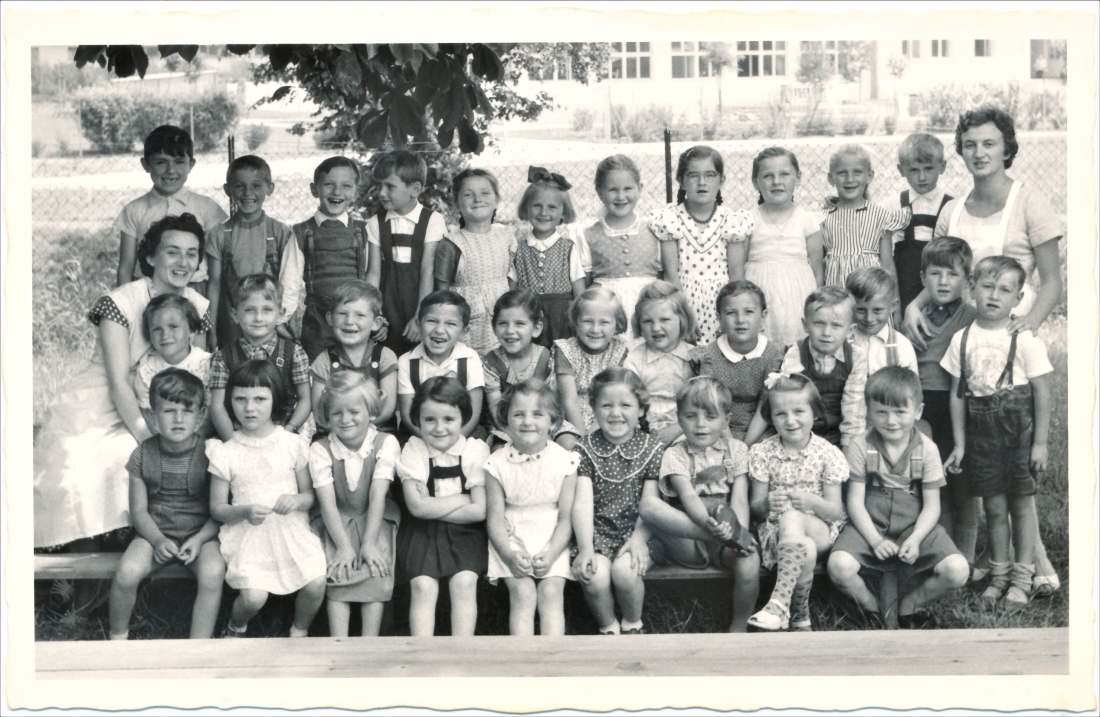 Städtischer Kindergarten: Gruppe mit den Pädagoginnen "Tante Grete" Schmaldienst und "Tante Martha" Jelinek (geb. Mikula)