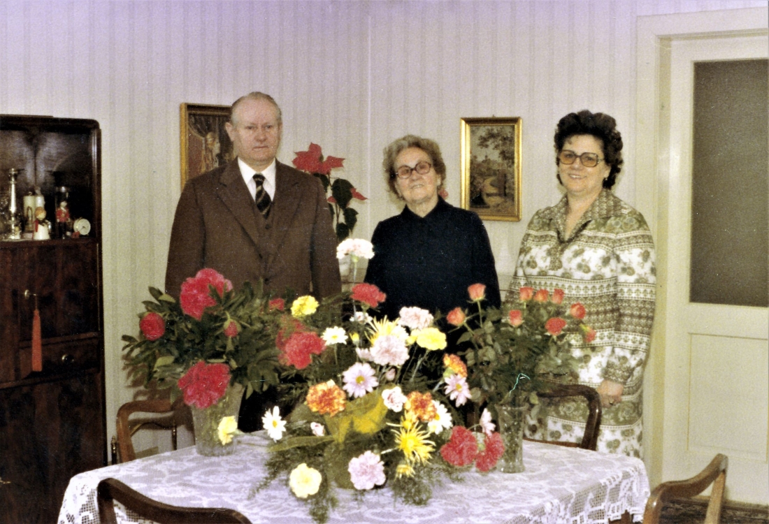 80-ster Geburtstag von Frau Anna Blach (geb. Brandstätter, *1897/+1986) mit Sohn Alexander jun. (*1922/+2012) und Schwiegertochter Anna (geb. Novosel, *1924/+2016)