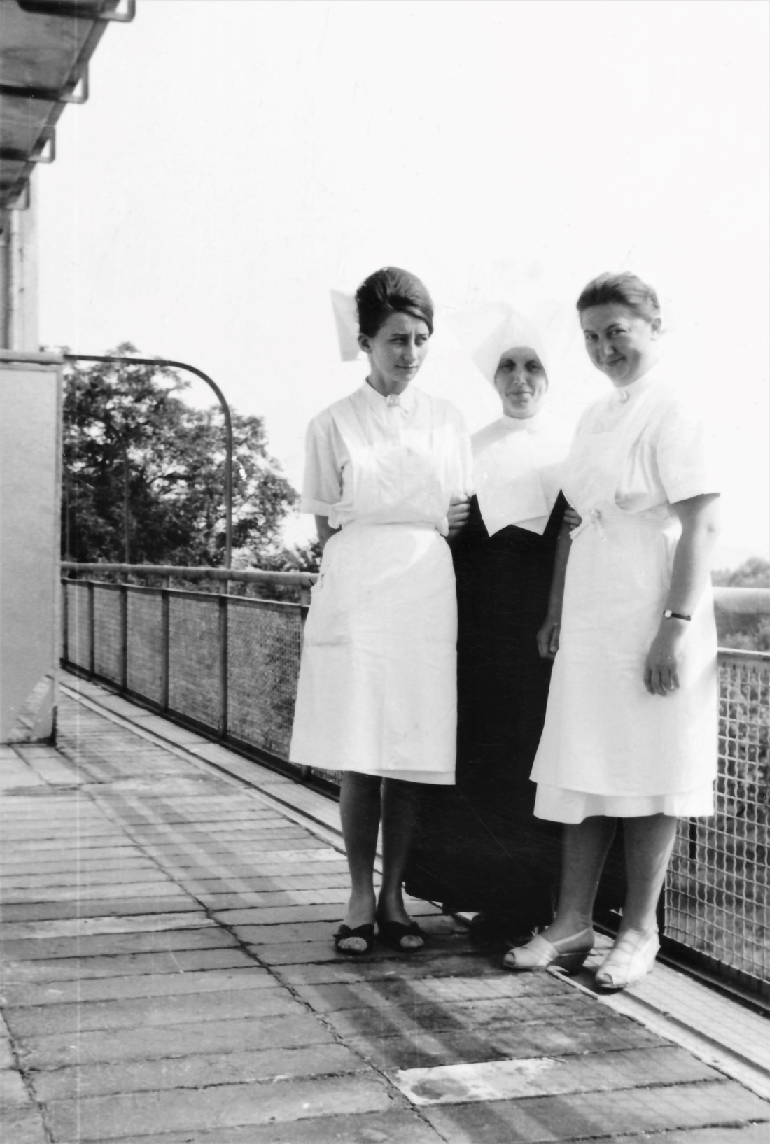 Krankenhaus (Spitalgasse / heute Dr.-Emmerich-Gyenge-Platz): Schwesternfoto mit Edda (Anna Graf)/Schwester Avita/Schwester Jolanda (Maria Weber)