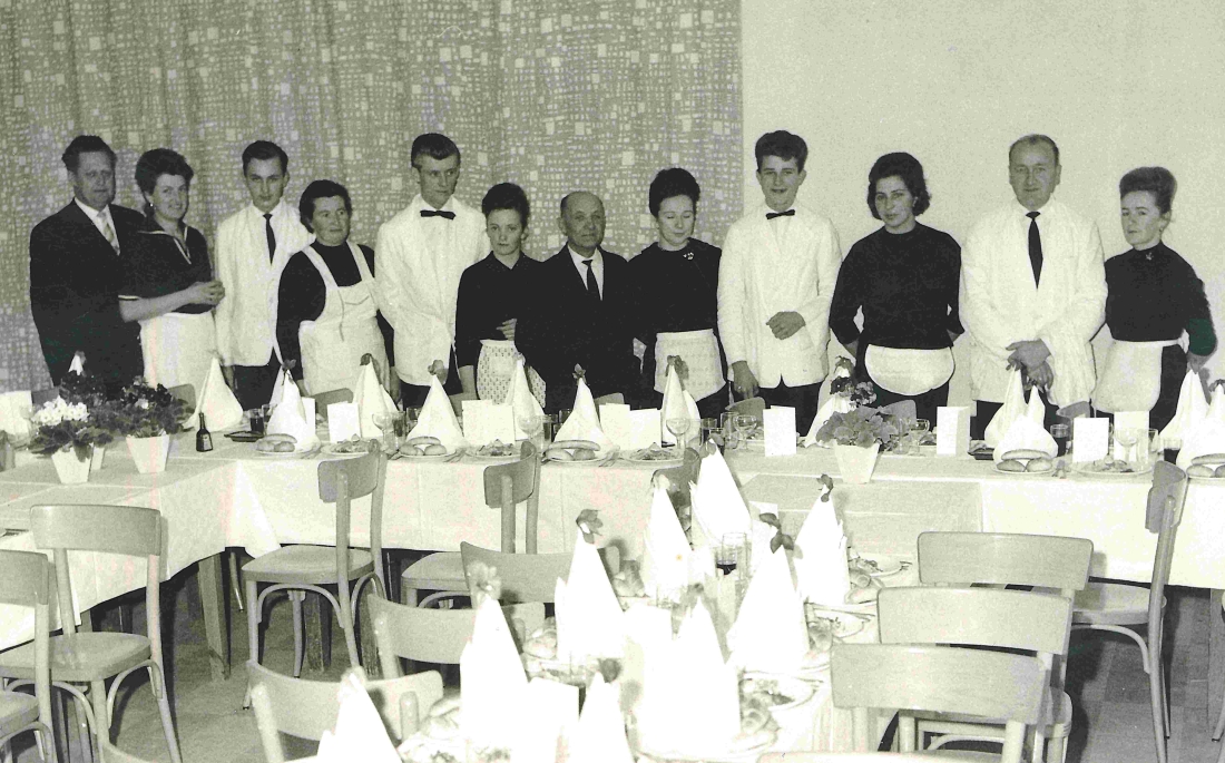 "Das Bankett kann beginnen": Die Chefleute und das Servierpersonal im Gasthof Neubauer (Wienerstraße 35) - Wagner/Doleschal/Stumpfel/Hochwarter/Arnhold