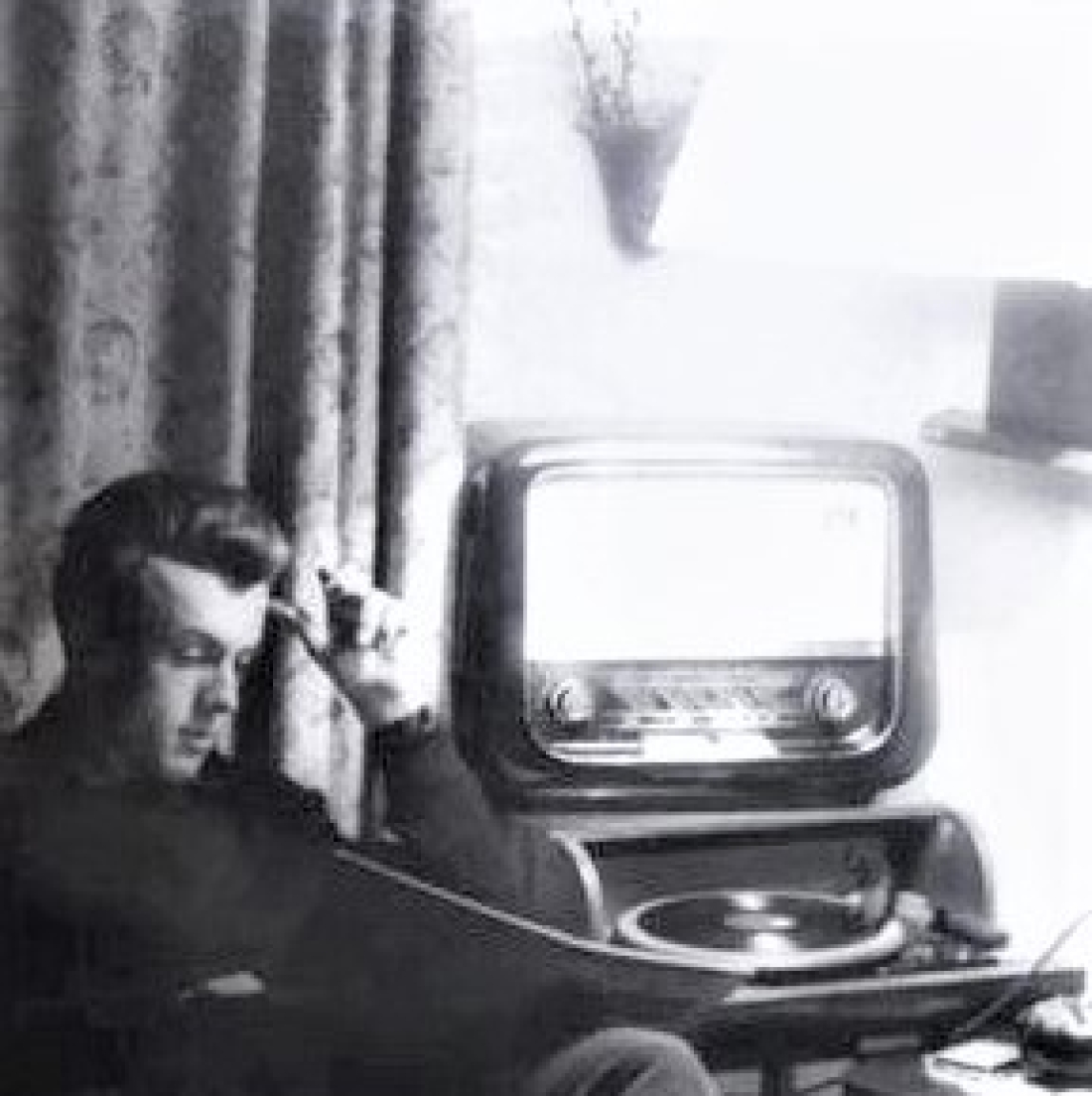 Willi Steurer (*1936 / +2022) vor Radio und Plattenspieler eines Freundes