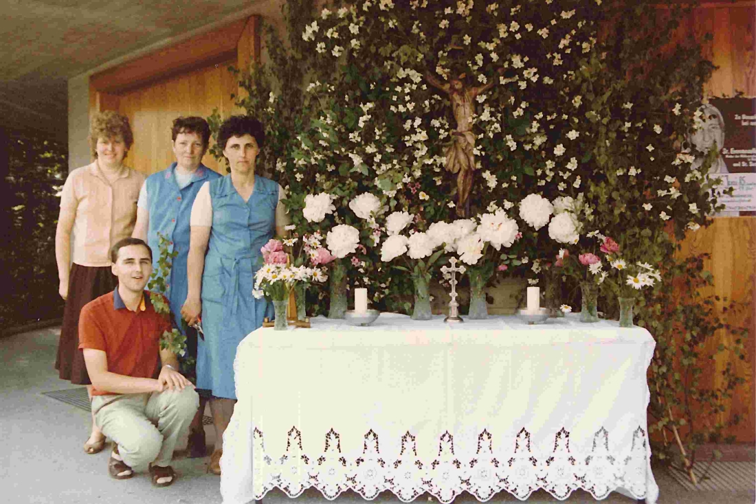 Fronleichnam: der Altar vor der Osterkirche ist bereit - Szabo/Langer/Krutzler
