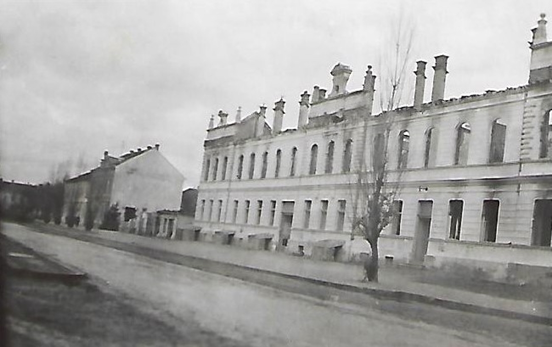 Stadtgemeinde: Die Brandruine des im April 1945 abgebrannten, alten Rathauses