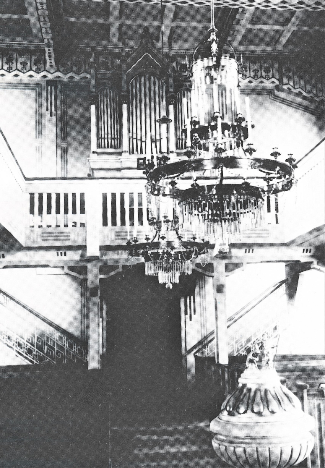 Evang. Pfarrgemeinde AB: Blick auf das Taufbecken und die Orgel