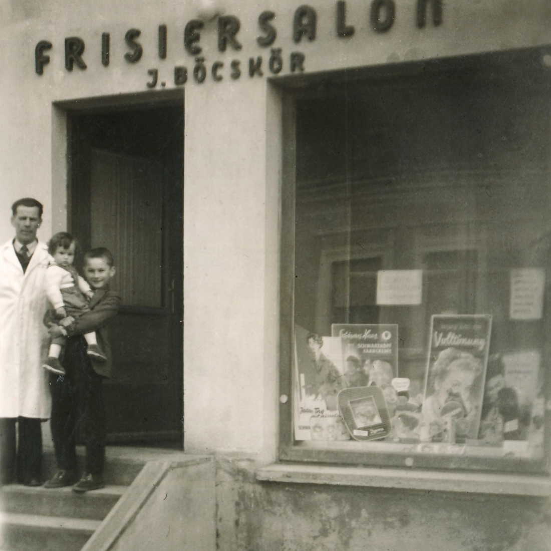 Eingang und Auslage des Frisiersalons Johann Böcskör - (Grazerstraße 31)