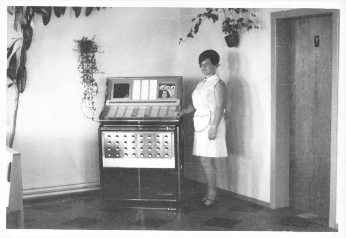 Rasthaus Schermann (Grazerstraße 155): Kellnerin mit Jukebox