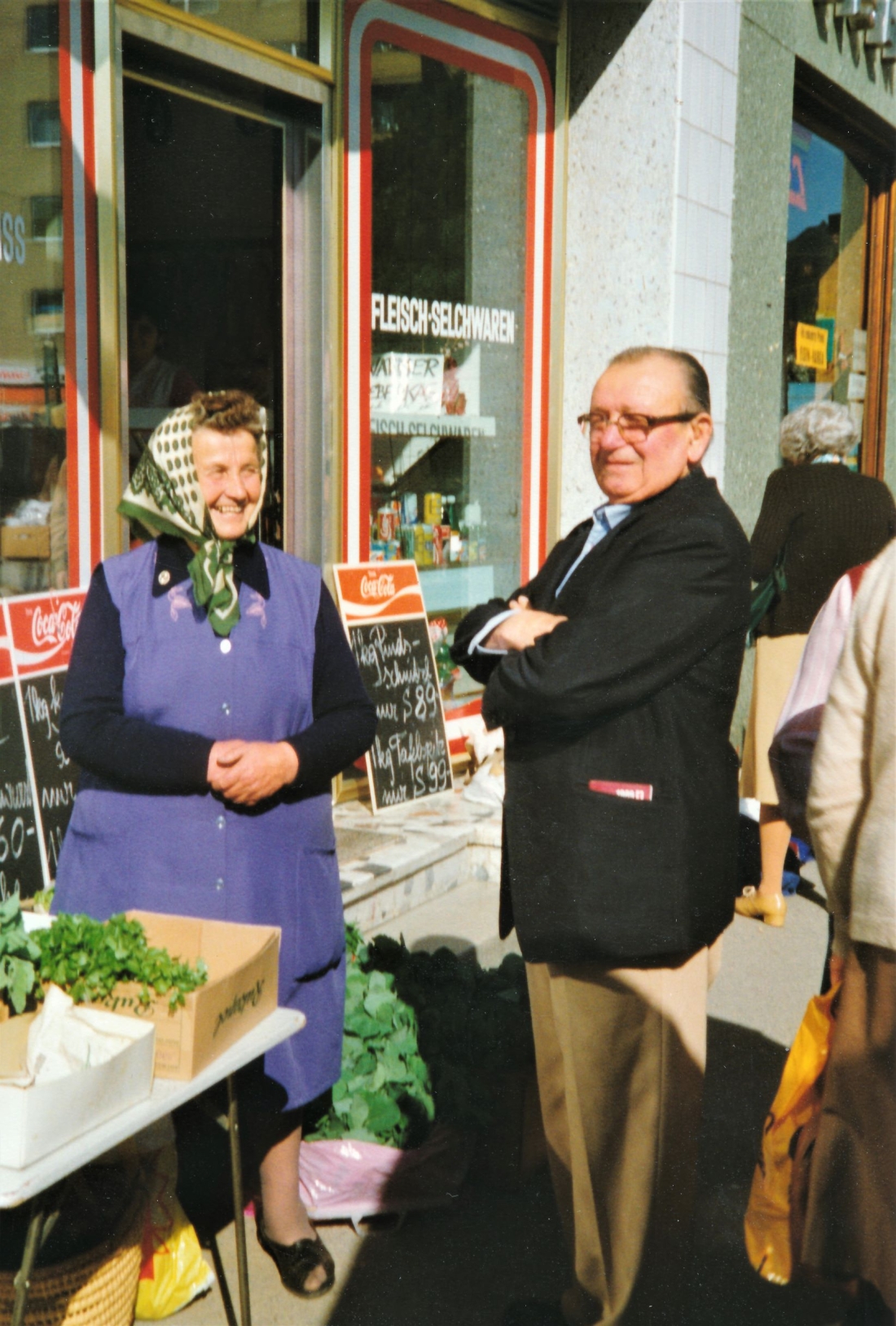 Trasch am Wochenmarkt: Bmst. Ing Josef Schwartz und eine der Riedlingsdorfer Marktfrauen